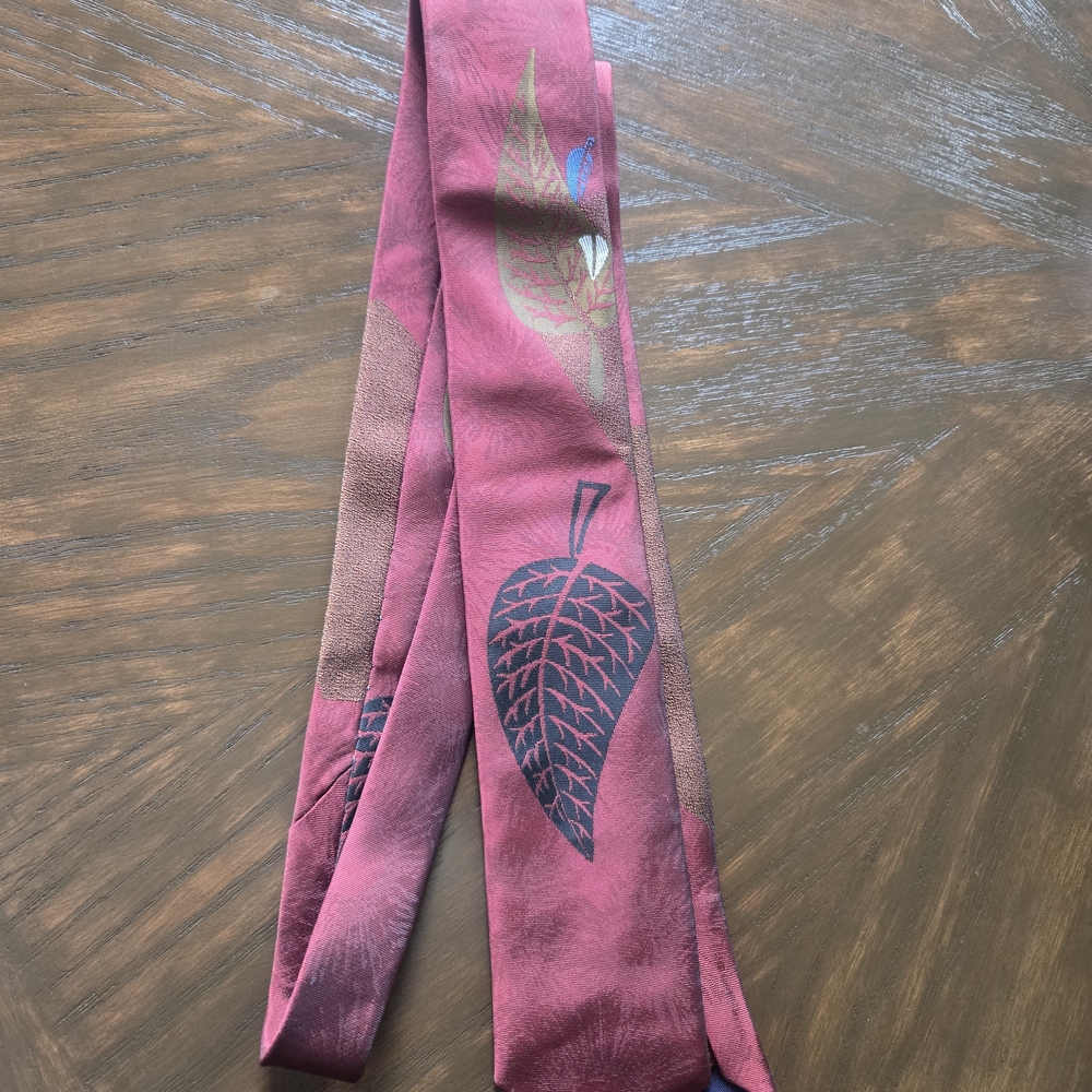 Bugle Boy Red Leaf Pattern Tie